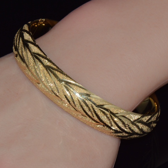 GORGEOUS 14K SOLID GOLD ENGRAVED LEAVES STACKING BANGLE BRACELET - Picture 6 of 14